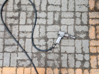Taş döşeme, üstten görünüm yerde yatarken bir uzun hortumu ile pnömatik anahtarı