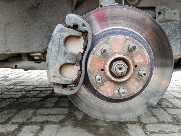 Carro sem roda. Substituição no centro de serviço de pneus — Fotografia de Stock