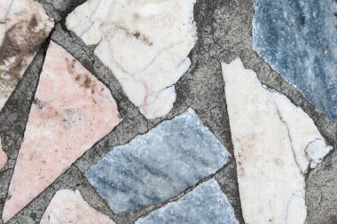 Birden çok büyük renkli taşlar yamalari ile beton yüzey. Portre