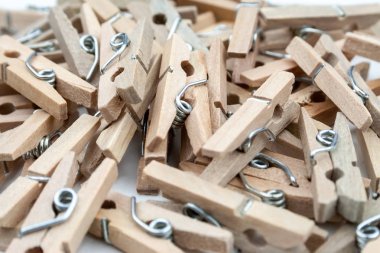 Masanın üzerinde dağınık birçok ahşap clothespins closeup görünümü