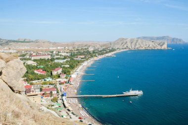 Dağlardan doğal görünümüne deniz ve Sudak Kırım şehir