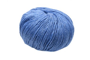 Beyaz arka planda izole yün mavi topu