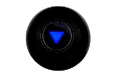 Beyaz arka planda izole boş bir boş tahmin ile Magic 8 top