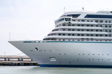 Beyaz kruvaziyer gemisi yatak 'de demirli