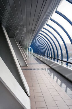 Modern kapalı köprünün perspektif görünümü