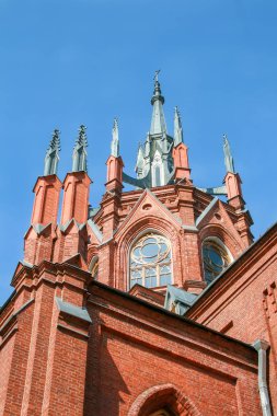 Mavi gökyüzüne karşı kırmızı tuğla kilise