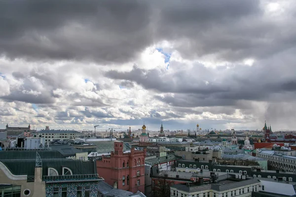 Vue de dessus des toits de Moscou par temps nuageux avec pluie — Photo