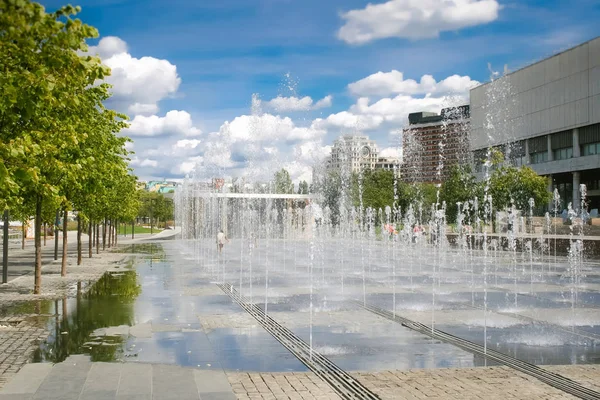 Fontaine de marche (sèche) sur la place par une journée nuageuse et ensoleillée — Photo