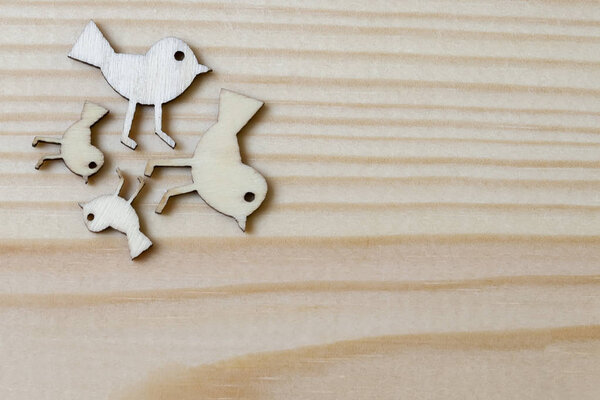 Семья птиц на деревянном фоне. Круглый
