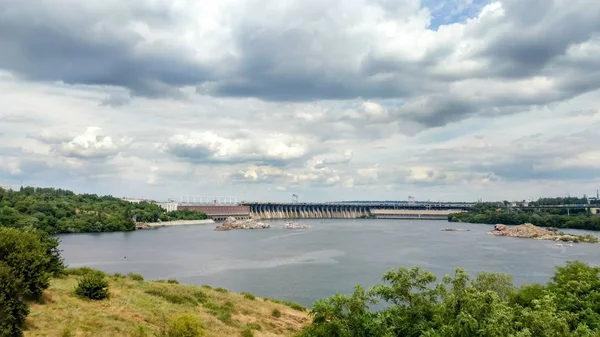 Vista panorámica desde la isla de Jortytsia hasta el río Dniéper, cielo nublado dramático y la presa de la central hidroeléctrica de Dnipro en Zaporizhia, Ucrania — Foto de Stock