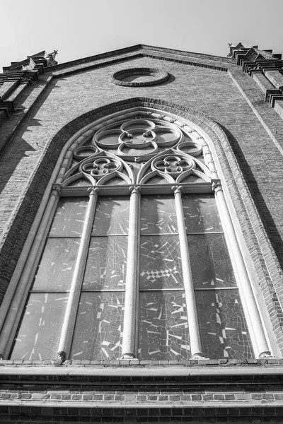 Vieille église en brique avec vitrail. Photo noir et blanc — Photo