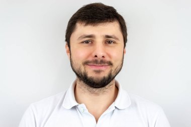 Beyaz bir t-shirt kahverengi gözleri ile gülümseyen mutlu yakışıklı sakallı adam