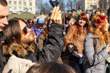 Jared Leto Euromaidan zamanlarında Maidan Nezalezhnosti üzerinde fotoğraf çekerken Ukraynalı hayranları bir kalabalık ile çevrili