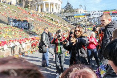 Jared Leto Euromaidan zamanlarında Maidan Nezalezhnosti üzerine koydu çiçekler ile tepenin yakınında fotoğraf çekerken Ukraynalı hayranları bir kalabalık ile çevrili