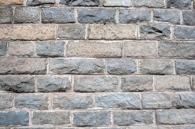 Aralarında çimento harç ile kaba granit tuğla bir duvar