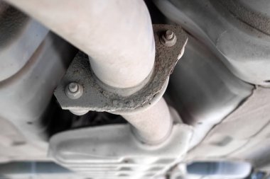 Egzoz borusunun arabanın alt kısmındaki toz kısmı, iki cıvata üzerine monte edilmiş