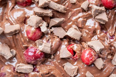 Sütlü çikolata ve dondurulmuş kiraz parçaları ile çikolata hamuru Arka plan