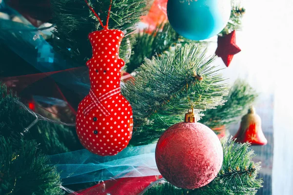 Der Künstliche Weihnachtsbaum Ist Mit Blauen Und Roten Girlanden Und — Stockfoto