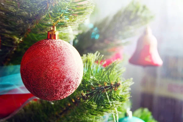 Yapay Noel Ağacı Kırmızı Top Çan Mavi Kırmızı Çelenk Ile — Stok fotoğraf