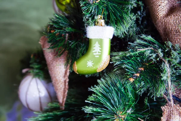 质朴风格的人造圣诞树 用白球 麻布玩具和绿色袜子玩具装饰 — 图库照片