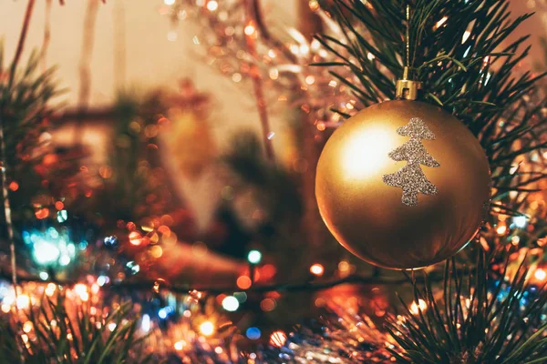 Zlatá Koule Stříbrným Malovaným Stromem Visícími Vánočním Stromku Mezi Světly — Stock fotografie