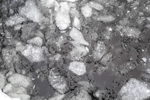 Nehirde buz eriyor. Suda buz kütleleri