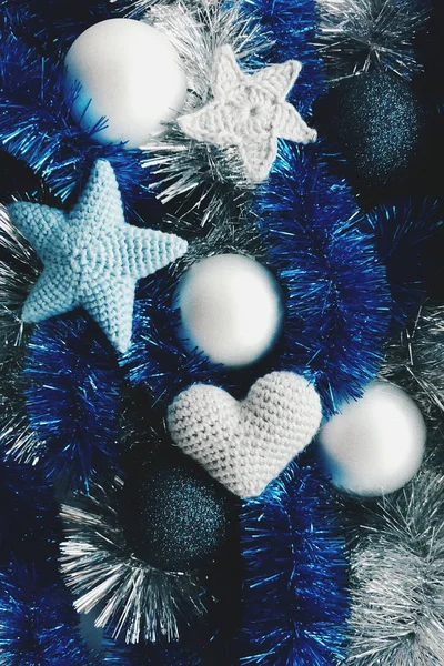 Étoiles Tricotées Coeur Boules Noël Sont Sur Les Guirlandes Bleues — Photo