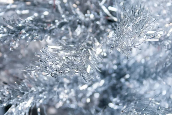 Zilveren kunstmatige kerstboom takken achtergrond. Selectieve focus. Close-upweergave. New Year's Eve huis decoratie — Stockfoto