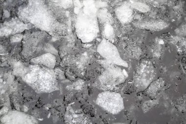 Nehirde buz eriyor. Suda buz kütleleri