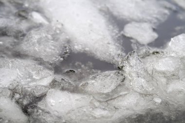 Nehirde buz eriyor. Suda buz kütleleri