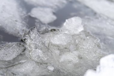 Nehirde buz eriyor. Suda buz kütleleri