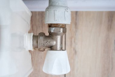 Bir oturma odasında bir ev ısıtma radyatör tarafında bulunan bir ısı kontrol valfi Closeup üst görünümü. Sıcaklık regülatörü. Termostatik knob