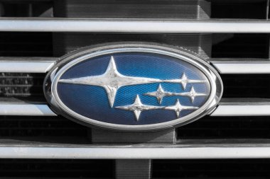 Radyatör ızgarası üzerinde Subaru amblemi. Mavi arka planda gümüş yıldızlar