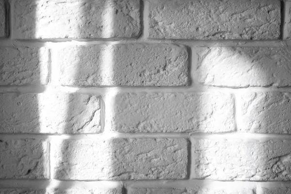 Διακοσμητικό σκληρό λευκό τοίχο τούβλο στο φόντο του ήλιου. Το έργο του ήλιου και της σκιάς στον τοίχο του σπιτιού — Φωτογραφία Αρχείου