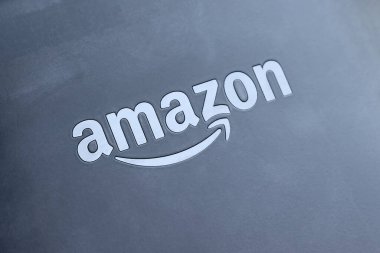Kyiv, Ukrayna - 13 Nisan 2020: Kindle elektronik bir kitabın arkasındaki gri Amazon logosu. Seçici odaklanma. Yakın görünüm