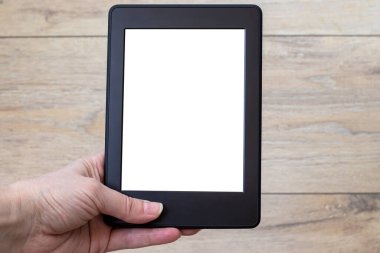 Bulanık ahşap arka planda beyaz boş bir ekranı olan modern siyah bir elektronik kitap. Yapılandırma tableti şablonu kapat