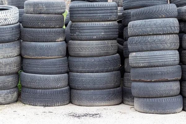 Muitos Velhos Pneus Usados Carro Empilhados Cima Uns Dos Outros — Fotografia de Stock