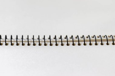 Boş beyaz sayfaları olan spiral bir defter aç, üst görüntüyü kapat, kağıt arkaplan. Seçici odak
