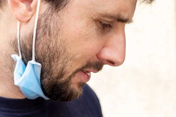 Hombre Barbudo Con Una Máscara Médica Protectora Azul Bajada Barbilla — Foto de Stock