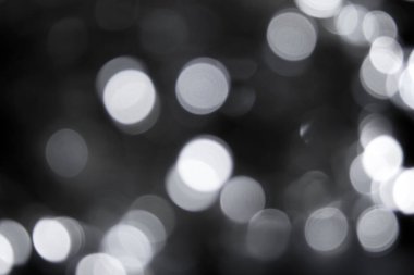 Bulanık ışıklar koyu gri arka plan. Yumuşak ışık ile soyut bokeh. Parlak Noel dokusu