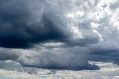 Gri mavi bulutlu dramatik bir gökyüzü. Bulutlu ve yağmurlu