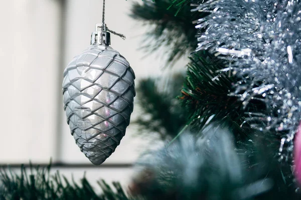 Silberweißer Spielzeugkegel Hängt Künstlichen Weihnachtsbaum Mit Kopierraum Selektiver Fokus Weihnachtskarte — Stockfoto