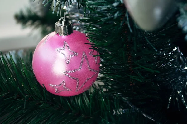 Bola Rosa Árbol Navidad Artificial Enfoque Selectivo Tarjeta Vacaciones Con —  Fotos de Stock