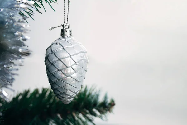 Cono Juguete Blanco Plateado Colgado Árbol Navidad Artificial Con Espacio —  Fotos de Stock