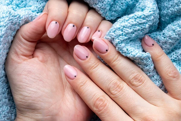 Weibliche Hände Einem Blauen Strickpullover Mit Trendiger Maniküre Pinkfarbene Nude — Stockfoto