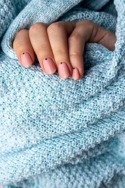 Γυναικείο Χέρι Μπλε Πλεκτό Ύφασμα Πουλόβερ Μοντέρνο Όμορφο Μανικιούρ Ροζ — Φωτογραφία Αρχείου