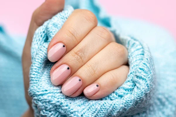 Weibliche Hand Blauem Strickpullover Mit Trendiger Maniküre Pinkfarbene Nude Nägel — Stockfoto