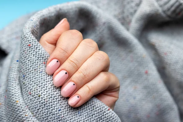 Kvinnlig Hand Grått Stickat Tröjtyg Med Trendig Vacker Manikyr Rosa — Stockfoto