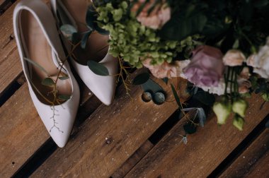 Düğün ayakkabıları ve masada buket düğün altın alyans,