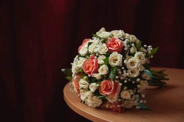 eski ve zarif masa üzerinde gelin buketi